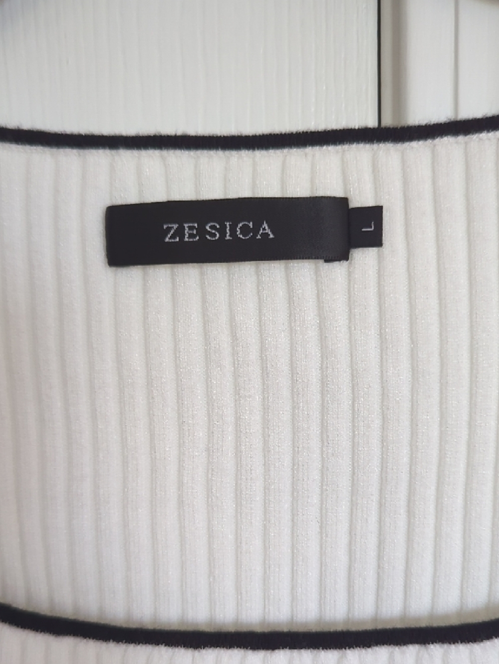 Zesica White Ribbed Square-Neck Knit Top with Black Trim - Picture 2 of 3